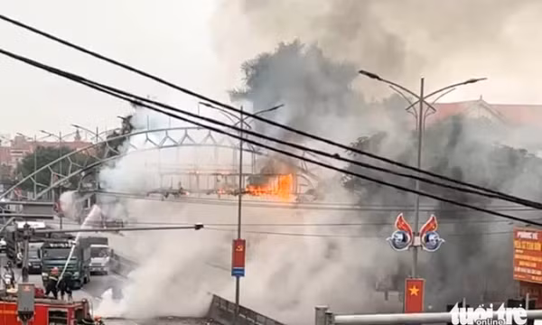 Cổng chào thị trấn giữa quốc lộ cháy ngùn ngụt