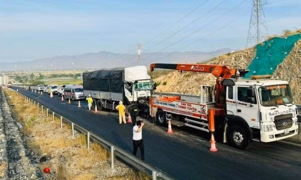 Va chạm xe đầu kéo trên cao tốc Vĩnh Hảo - Phan Thiết, tài xế ô tô tải tử vong