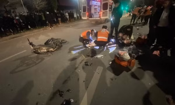 Hà Nội: Hai xe máy va chạm trong đêm, 3 người thương vong