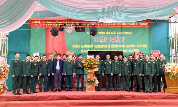 Đồn BP cửa khẩu cảng Vạn Gia kỷ niệm Ngày Truyền thống BĐBP và Ngày Biên phòng toàn dân