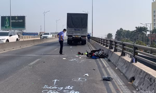 2 người đi xe máy tử vong tại chỗ sau va chạm với ô tô tải