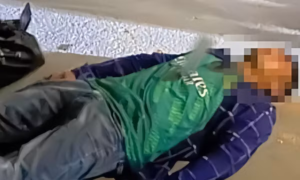 Thanh niên nằm bất động giữa đường, trên ngực có con dao