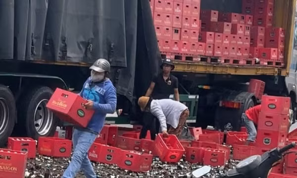 Xe vào cua gấp, hàng chục két bia từ container vương vãi khắp mặt đường