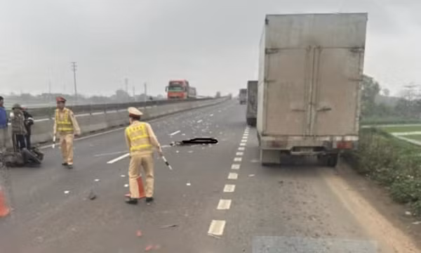 Ngã xe máy trên đường nối 2 cao tốc ở Hưng Yên, nam thanh niên tử vong