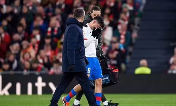 Pedri lại chấn thương, Iniesta gửi thông điệp