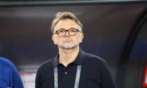 'HLV Troussier nên dũng cảm từ chức'