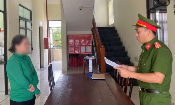 Cạy cốp xe lấy tiền, vàng tiêu xài rồi dối chồng bị mất trộm, báo Công an
