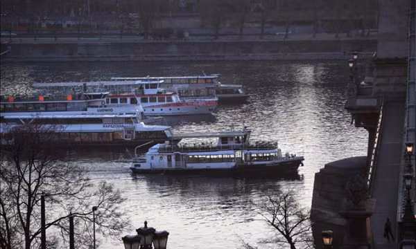 Du thuyền Bulgaria va vào thành cống trên sông Danube khiến nhiều người bị thương