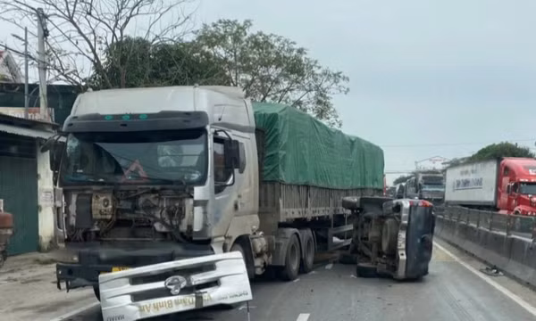 Va chạm xe đầu kéo, xe bán tải lật nghiêng, 5 người thoát nạn