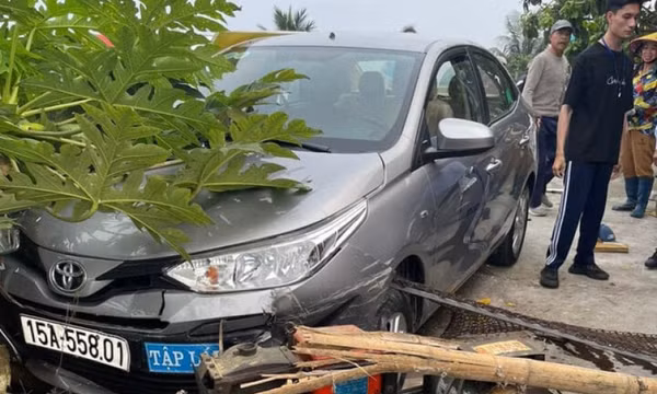 Hải Phòng: Xe tập lái tông người đàn ông đang ngồi bên đường