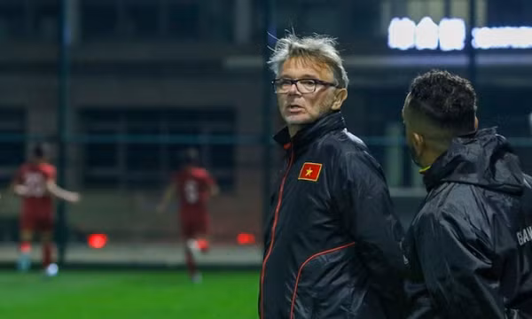 Báo Hàn Quốc ngỡ ngàng khi VFF không mất tiền đền bù cho HLV Troussier