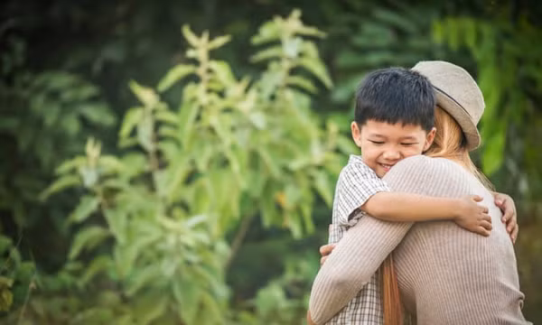 Vì sao cha mẹ nên ôm con mỗi ngày?