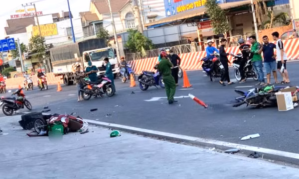 Bình Dương: Xe bán tải tông hàng loạt xe máy, 4 người thương vong