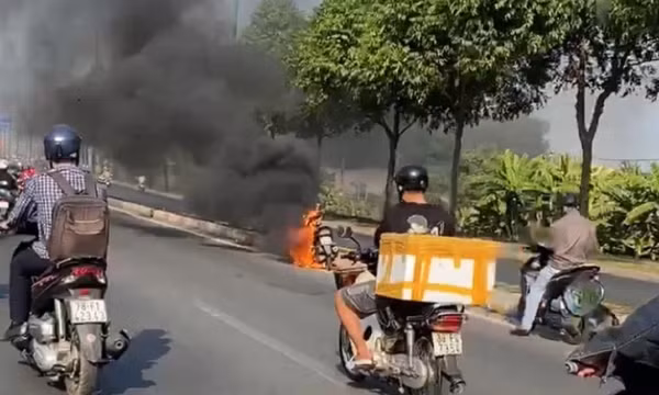 Xe máy bốc cháy ngùn ngụt trên đại lộ Phạm Văn Đồng