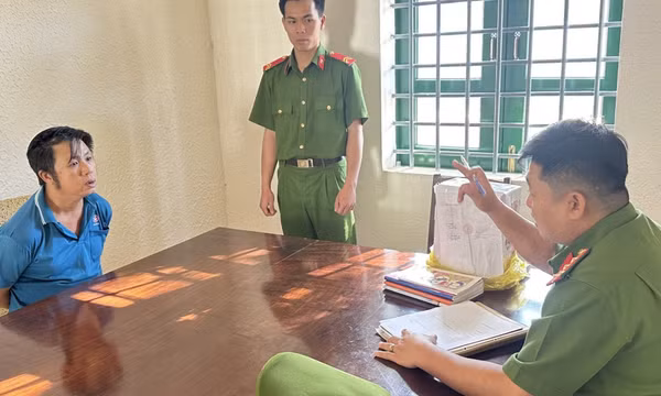 Bị khám nhà vì hành vi cho vay nặng lãi, đối tượng dùng dao tấn công cảnh sát
