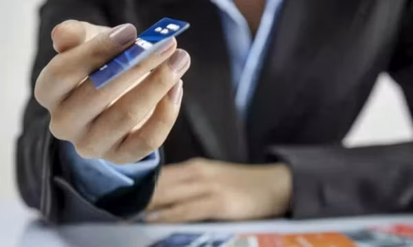 Vạ lây vì 'làn sóng' hủy thẻ tín dụng sau vụ nợ 8,5 triệu thành 8,8 tỷ đồng tại Eximbank