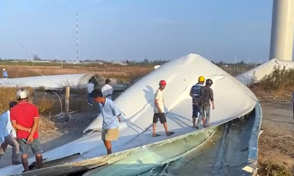 Cánh quạt trụ điện gió rơi từ độ cao hơn 140 m