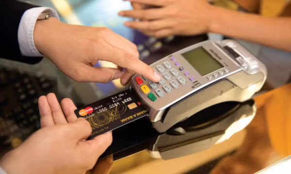 Thanh toán không dùng tiền mặt: Cây ATM giảm, điểm chấp nhận thanh toán POS tăng
