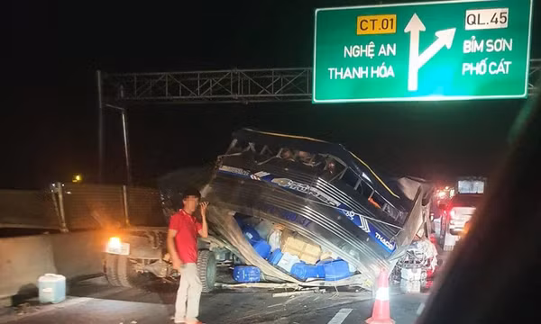 Ô tô tải nổ lốp gây tai nạn trên cao tốc Mai Sơn - Quốc lộ 45