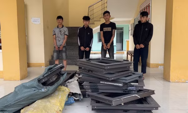 Bắt nhóm chuyên trộm cửa nhôm trong nghĩa địa
