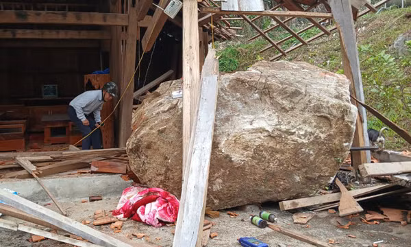 Đá đè sập nhà dân sau nổ mìn