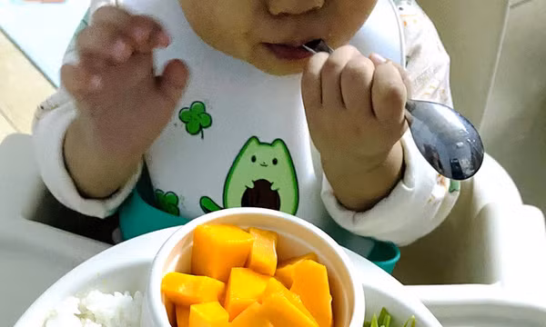 Tranh cãi có nên cho dầu mỡ vào đồ ăn của trẻ