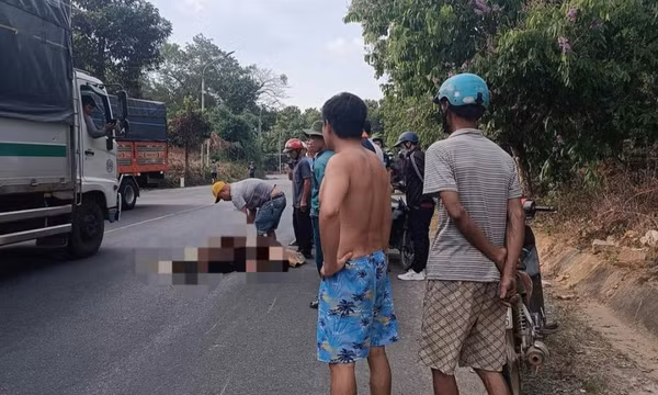 Xe khách va chạm với xe máy, cô gái 18 tuổi tử vong