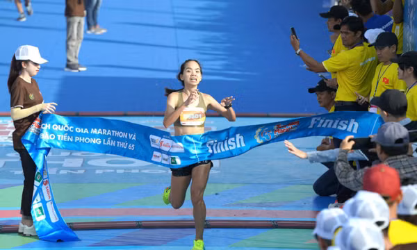 Đánh bại Lê Thị Tuyết, Hoàng Thị Ngọc Hoa vô địch marathon quốc gia 2024