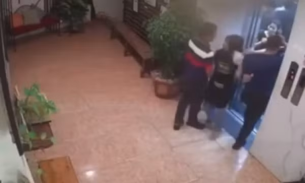 Triệu tập đối tượng sàm sỡ rồi đuổi đánh, tát nhiều cái vào mặt nữ nhân viên quán cà phê ở Hải Dương