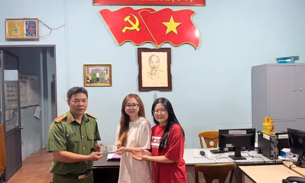 Nhặt được xấp tiền tại cây ATM, nữ sinh tìm người trả lại