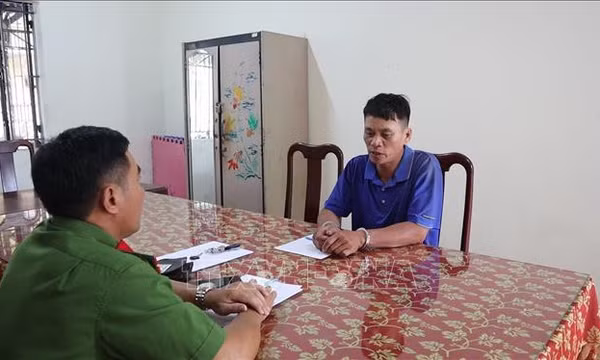 Bắt khẩn cấp cha dượng bạo hành con riêng của vợ