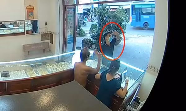 Đồng Nai: Truy bắt nam thanh niên mang tiền giả đi mua vàng rồi cướp