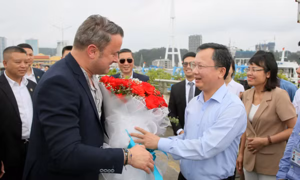  Thủ tướng Xavier Bettel và đoàn đại biểu cấp cao Luxembourg tham quan Vịnh Hạ Long
