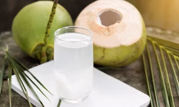 Vì sao phụ nữ nên uống nước dừa?