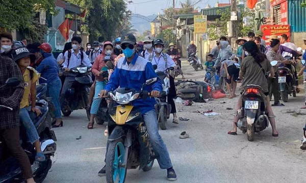 Hai xe máy tông nhau khiến 5 người thương vong