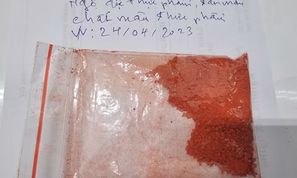 Ăn nem rán có bột màu thực phẩm, hai mẹ con phải nhập viện