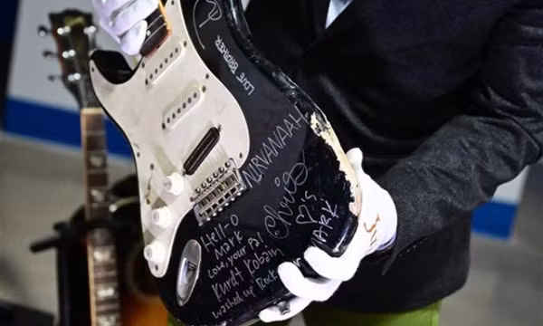 Cây guitar bị đập nát của huyền thoại Kurt Cobain được giá 600.000 USD