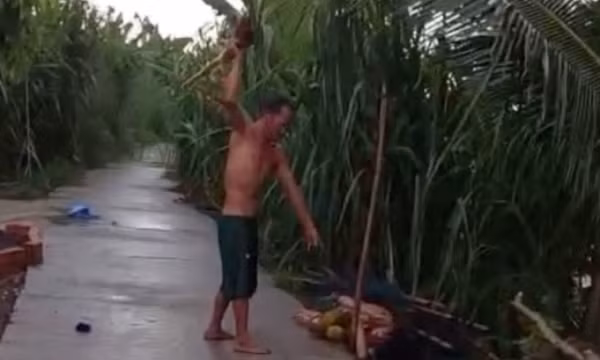 Chồng cầm chổi đánh vợ trên bờ kênh