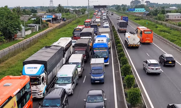 Cao tốc TP HCM - Trung Lương kẹt xe 5 km sau tai nạn