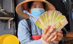 Vợ dọn dẹp tủ thờ, phát hiện chồng giả bị cướp để chiếm đoạt hơn 400 triệu đồng của chủ đại lý vé số
