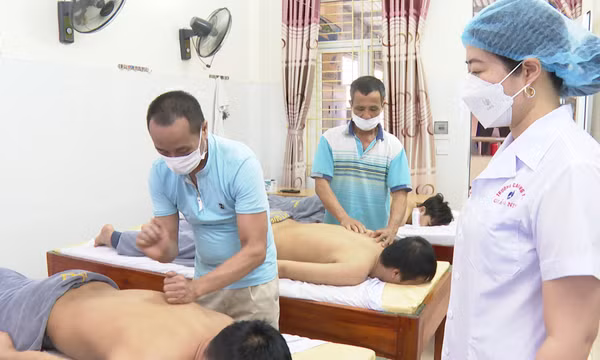 Dịch vụ xoa bóp tẩm quất giúp người khiếm thị vươn lên ổn định cuộc sống