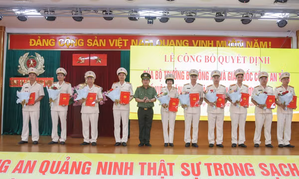 Công an tỉnh: Công bố quyết định thăng cấp bậc hàm, nâng bậc lương năm 2023