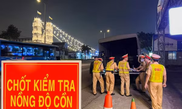 Khống chế 2 đối tượng vi phạm nồng độ cồn, dùng dao đe dọa và đánh CSGT
