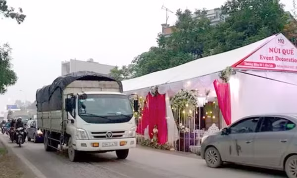 Dỡ rạp đám cưới lấn chiếm lòng đường: Tranh cãi giữa tình và lý?