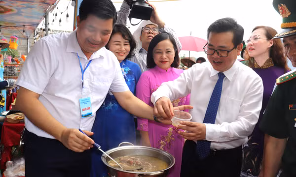 Rực rỡ Lễ hội Hoa sim biên giới năm 2023