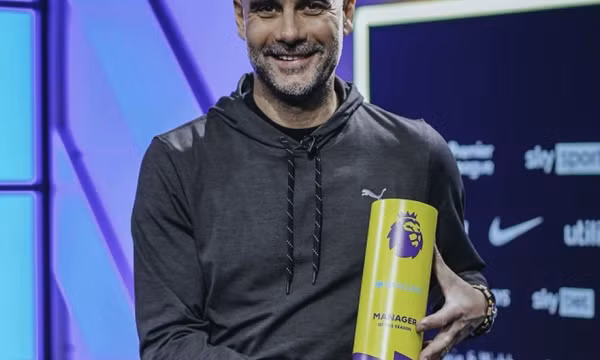 Guardiola lập cú đúp danh hiệu HLV hay nhất mùa