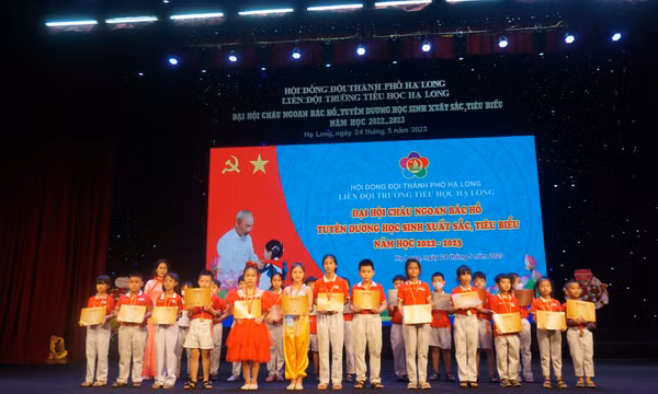 Trường TH Hạ Long: Đại hội Cháu ngoan Bác Hồ và tuyên dương học sinh xuất sắc, tiêu biểu