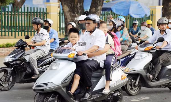 Từ vụ bé 4 tuổi vặn tay ga xe máy làm 3 người chết, bỏ ngay thói quen nguy hiểm