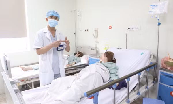 Gài kim vào gấu váy cưới, cô dâu bị kim đâm xuyên người phải nhập viện