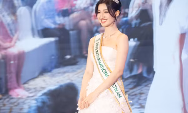Phương Nhi phủ nhận bỏ học đại học để thi Hoa hậu Quốc tế